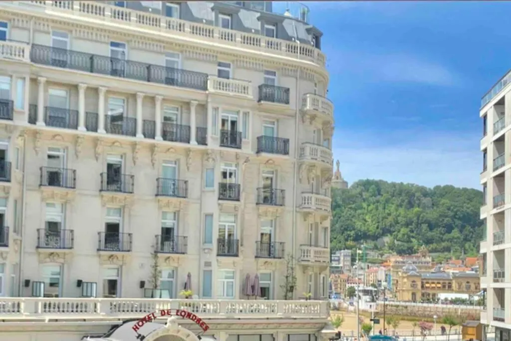 New Gorgeous Central Apartment - Beachfront - 3 Bd San Sebastian 0*,  Spain
