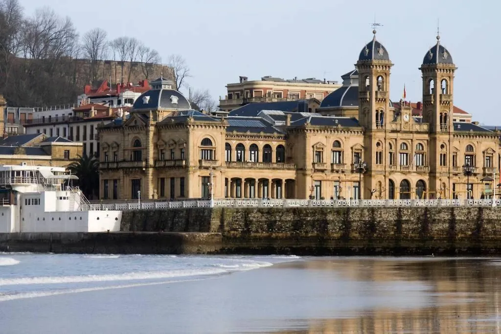 New Gorgeous Central Apartment - Beachfront - 3 Bd San Sebastian
