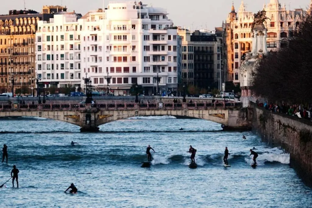New Gorgeous Central Apartment - Beachfront - 3 Bd San Sebastian