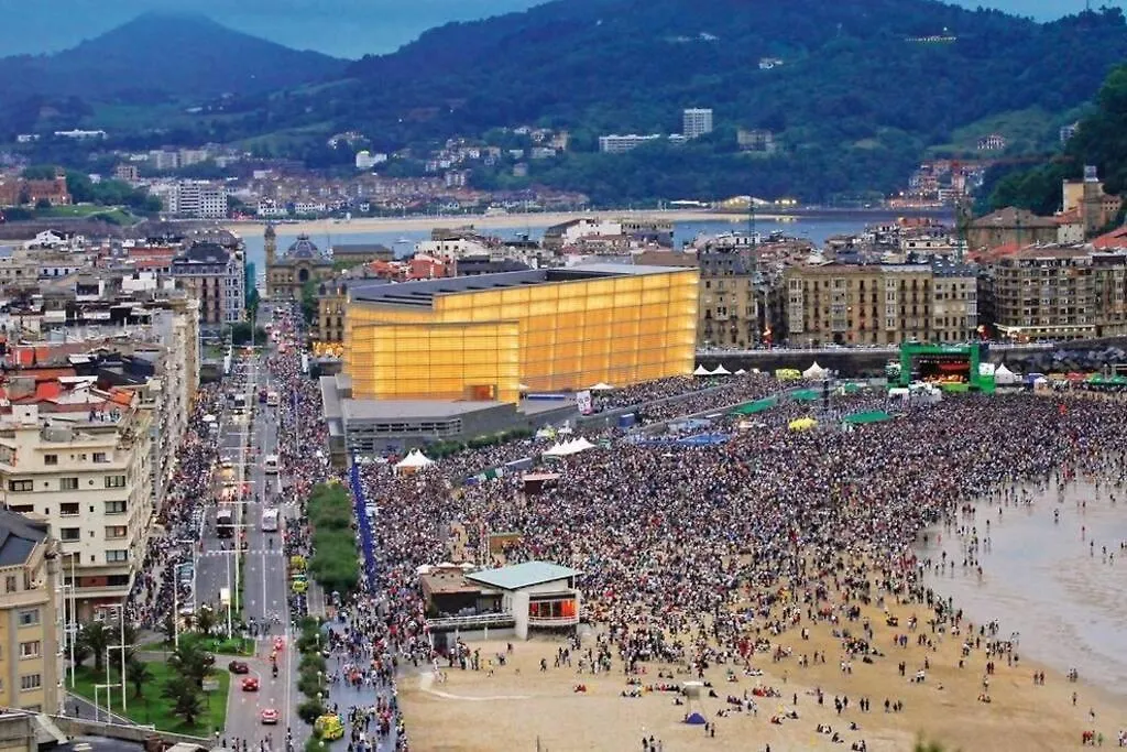 New Gorgeous Central Apartment - Beachfront - 3 Bd San Sebastian