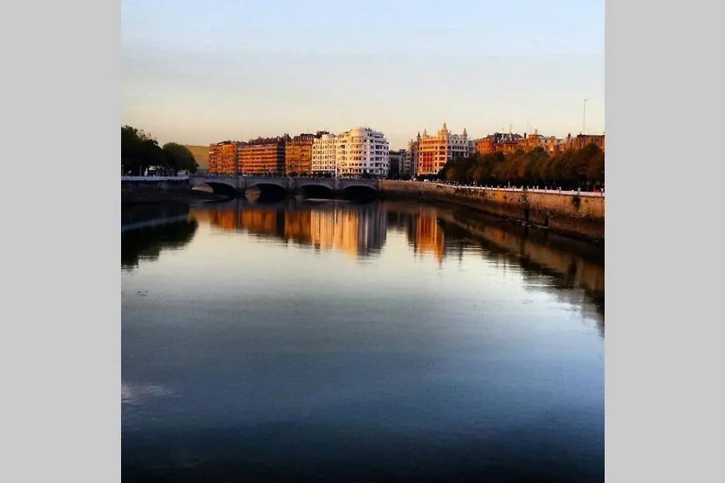 New Gorgeous Central Apartment - Beachfront - 3 Bd San Sebastian