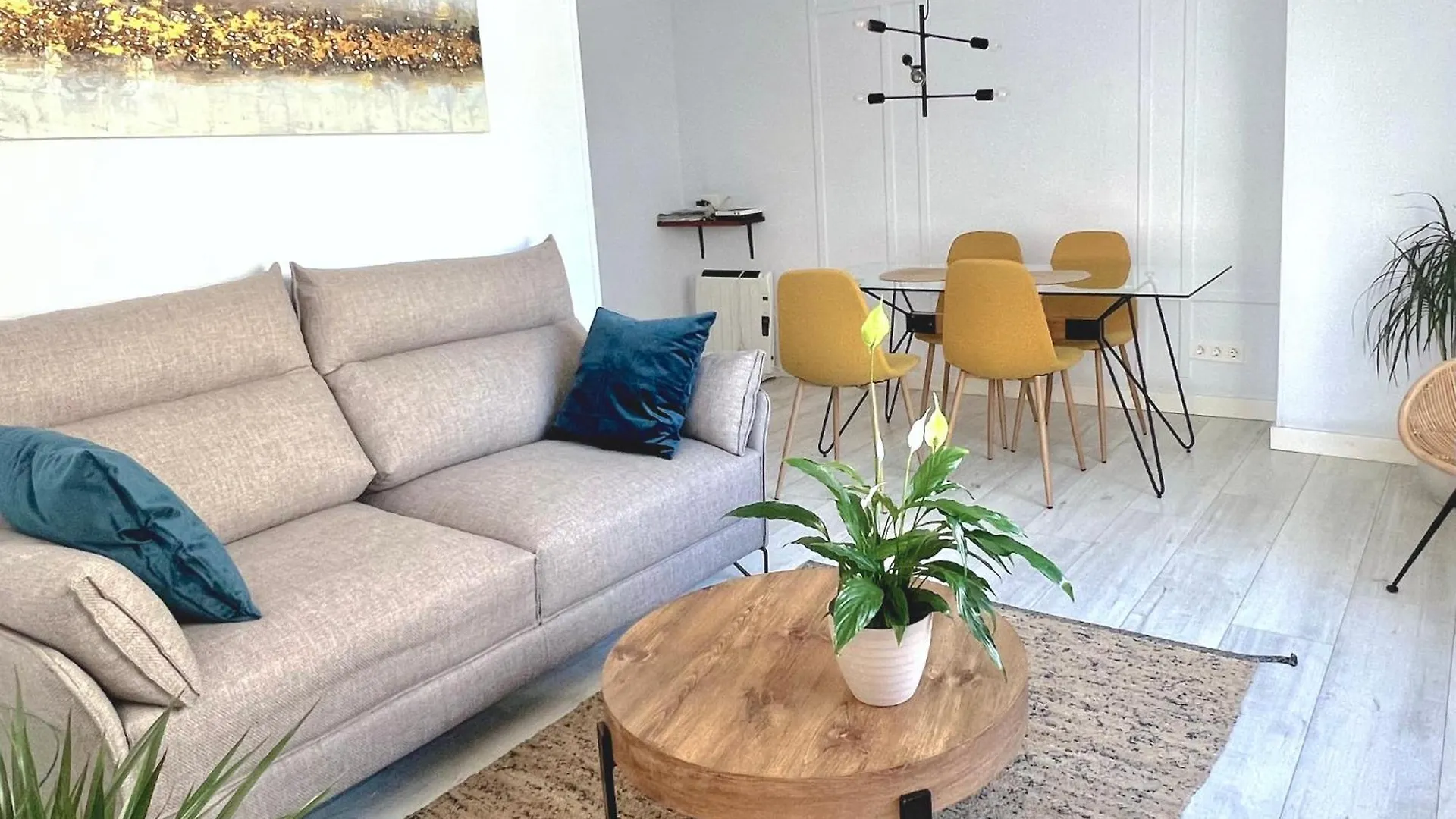New Gorgeous Central Apartment - Beachfront - 3 Bd San Sebastian